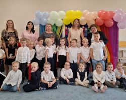 dzieci i nauczyciele podczas uroczystości pasowania