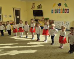 dzieci i nauczyciele podczas uroczystości pasowania