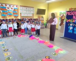 dzieci i nauczyciele podczas uroczystości pasowania