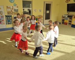 dzieci i nauczyciele podczas uroczystości pasowania