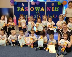 dzieci i nauczyciele podczas uroczystości pasowania