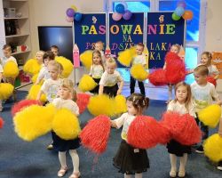 dzieci i nauczyciele podczas uroczystości pasowania