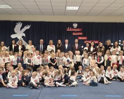 dzieci i dorośli podczas obchodów dnia niepodległości