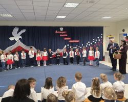 dzieci i dorośli podczas obchodów dnia niepodległości