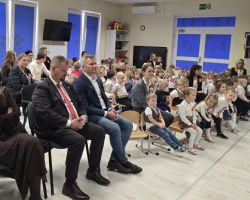 dzieci i dorośli podczas obchodów dnia niepodległości