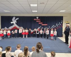 dzieci i dorośli podczas obchodów dnia niepodległości