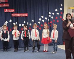 dzieci i dorośli podczas obchodów dnia niepodległości