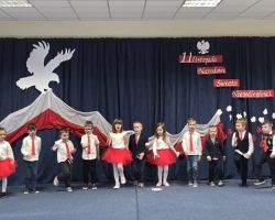 dzieci i dorośli podczas obchodów dnia niepodległości