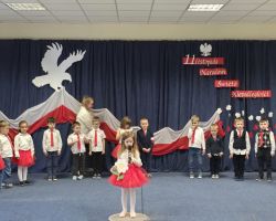 dzieci i dorośli podczas obchodów dnia niepodległości