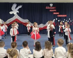 dzieci i dorośli podczas obchodów dnia niepodległości