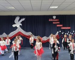 dzieci i dorośli podczas obchodów dnia niepodległości