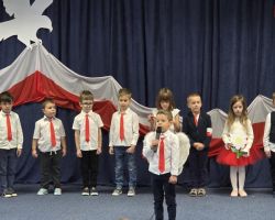 dzieci i dorośli podczas obchodów dnia niepodległości