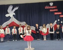 dzieci i dorośli podczas obchodów dnia niepodległości