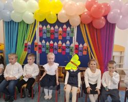 dzieci i nauczyciele podczas uroczystości pasowania