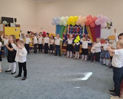 dzieci i nauczyciele podczas uroczystości pasowania