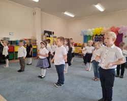 dzieci i nauczyciele podczas uroczystości pasowania