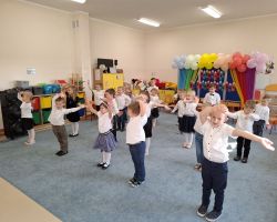 dzieci i nauczyciele podczas uroczystości pasowania