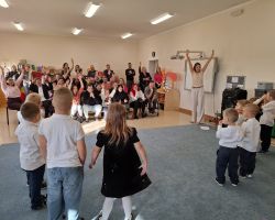 dzieci i nauczyciele podczas uroczystości pasowania