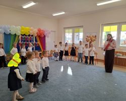 dzieci i nauczyciele podczas uroczystości pasowania