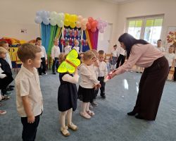 dzieci i nauczyciele podczas uroczystości pasowania