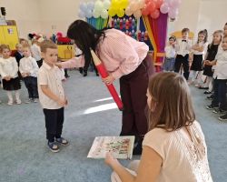 dzieci i nauczyciele podczas uroczystości pasowania