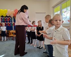 dzieci i nauczyciele podczas uroczystości pasowania