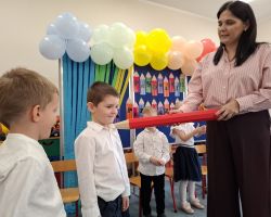 dzieci i nauczyciele podczas uroczystości pasowania