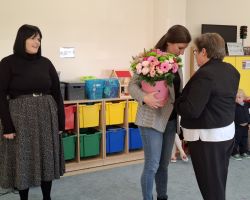 dzieci i nauczyciele podczas uroczystości pasowania