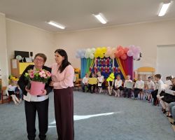 dzieci i nauczyciele podczas uroczystości pasowania