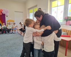 dzieci i nauczyciele podczas uroczystości pasowania