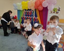 dzieci i nauczyciele podczas uroczystości pasowania