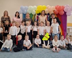 dzieci i nauczyciele podczas uroczystości pasowania