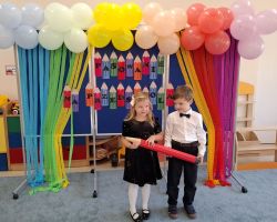 dzieci i nauczyciele podczas uroczystości pasowania