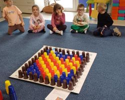 dzieci podczas wydarzenia code week