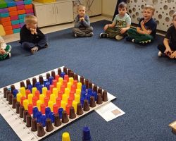 dzieci podczas wydarzenia code week