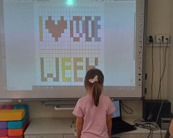 dzieci podczas wydarzenia code week