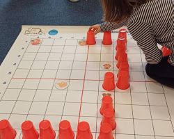 dzieci podczas wydarzenia code week