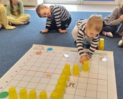 dzieci podczas wydarzenia code week