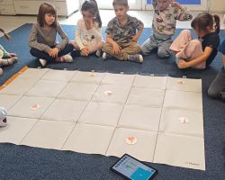 dzieci podczas wydarzenia code week