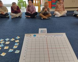 dzieci podczas wydarzenia code week