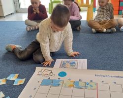 dzieci podczas wydarzenia code week