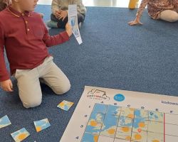 dzieci podczas wydarzenia code week