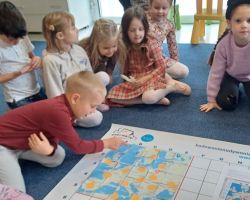 dzieci podczas wydarzenia code week