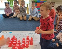 dzieci podczas wydarzenia code week