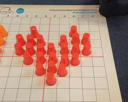 dzieci podczas wydarzenia code week