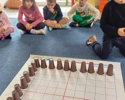 dzieci podczas wydarzenia code week