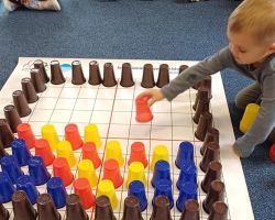 dzieci podczas wydarzenia code week