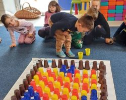 dzieci podczas wydarzenia code week