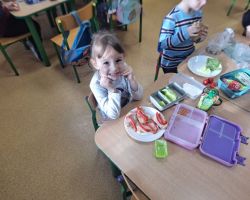 dzieci podczss matematycznego śniadania