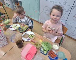 dzieci podczss matematycznego śniadania